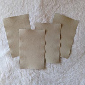 Conjunto de papel feito à mão | 4 folhas de papel bege salpicado de 5,5 x 8,5 pol. | Papel com bordas irregulares | Suprimentos para artesanato e scrapbooking, presentes para artistas