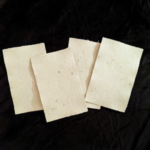 Conjunto de papel feito à mão | 4 folhas de papel cáqui salpicado de 5,5 x 8,5 pol. | Papel com bordas irregulares | Suprimentos para artesanato e scrapbooking, presentes para artistas