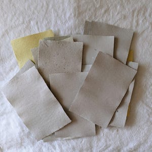 Mystery Mistake Mix | Pacote de 20 folhas de papel com bordas irregulares de 5,5 x 8,5 pol. | Suprimentos para artesanato e scrapbooking, presentes para artistas