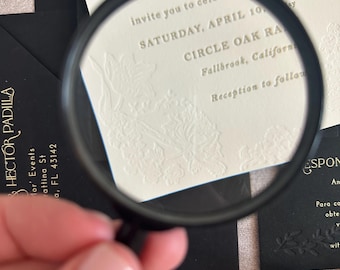 Letterpress Hochzeit Einladungskarte | Floral geprägtes Monogramm | Probestück