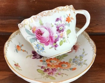 Taza de té y platillo antiguos de Meissen del siglo XVIII con motivos florales pintados a mano (siete disponibles)