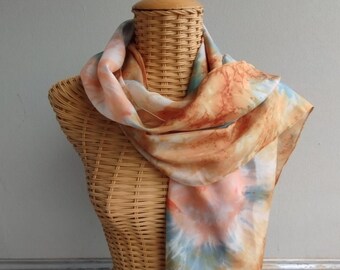 Echarpe, foulard, en soie, vieil or, gris acier et corail