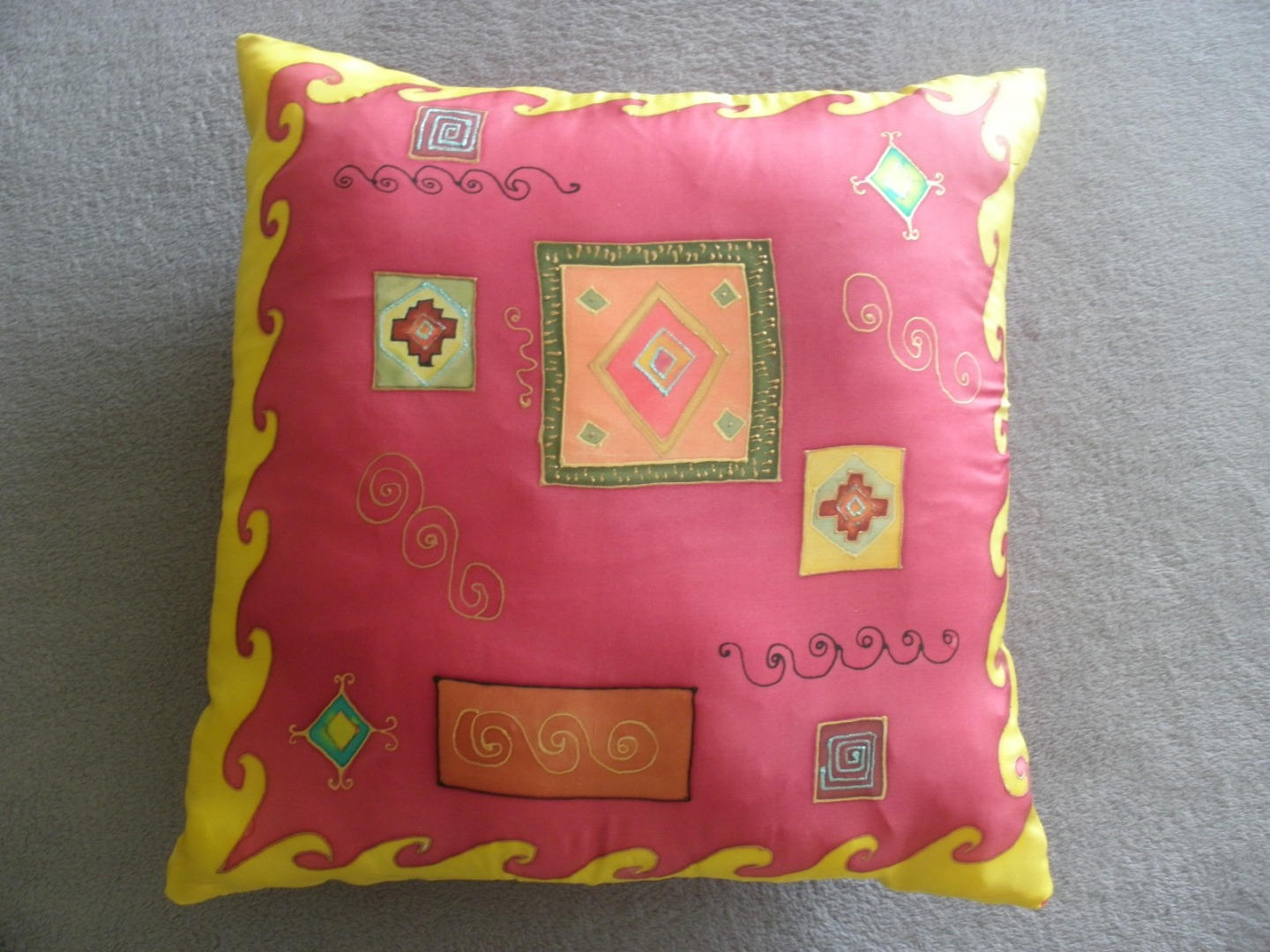 Coussin en Soie Maroc Géométrie Amarante@evysoie