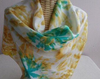 Foulard en soie stylisé jaune  d'or et vert