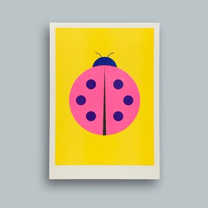 Mariquita con 6 manchas, Risograph A5, Impresión Riso, Risoprint, amarillo brillante, rosa neón, rosa neón
