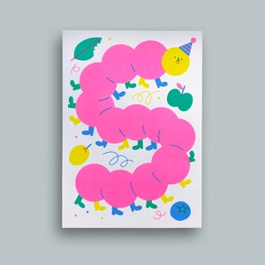 Raupi – A5 Risograph, Riso Print, rups met rubberen laarzen en feestmuts