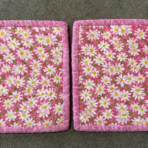 Grytlappar i chenille med vårrosa blommor, 2-pack