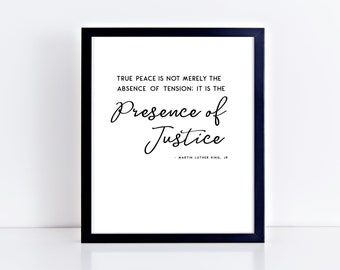 Può includere: Stampa incorniciata in bianco e nero con una citazione di Martin Luther King Jr. che recita: "La vera pace non è semplicemente l'assenza di tensione: è la presenza della giustizia."