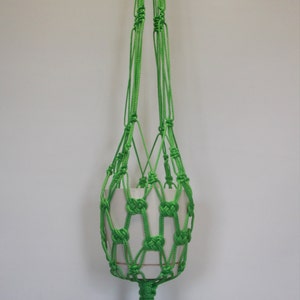 Green macrame plant hanger. Hanging planter. Hanging flowerpot holder. 画像 1