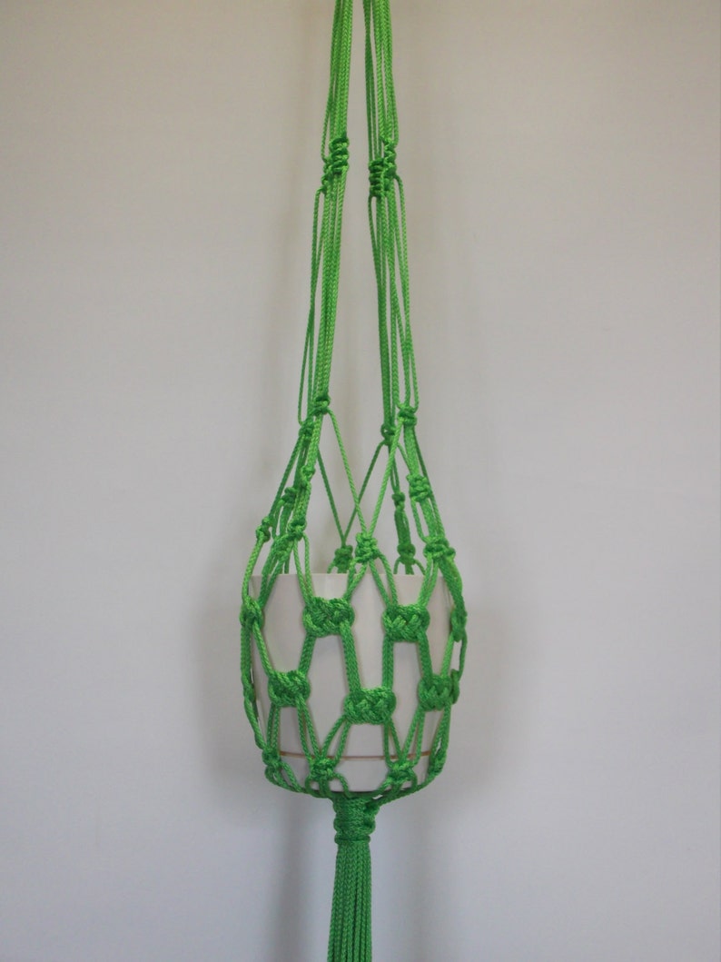 Green macrame plant hanger. Hanging planter. Hanging flowerpot holder. 画像 1