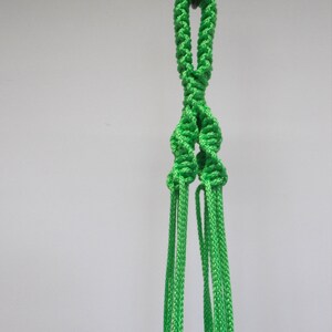 Green macrame plant hanger. Hanging planter. Hanging flowerpot holder. 画像 2