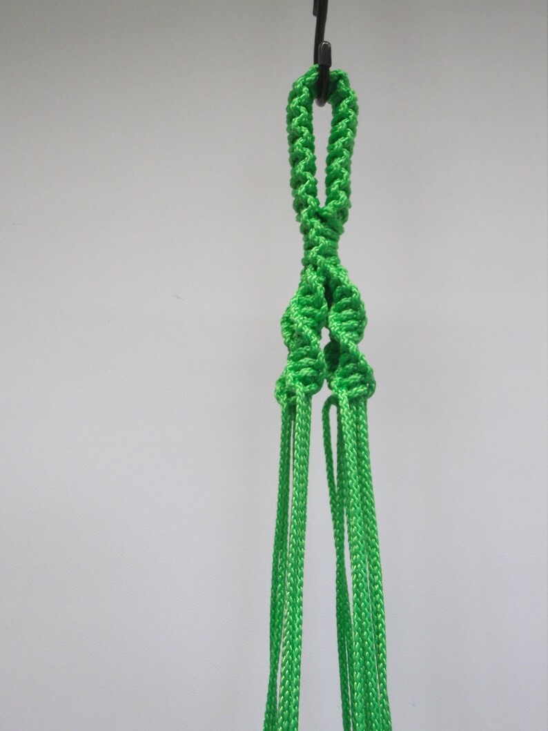 Green macrame plant hanger. Hanging planter. Hanging flowerpot holder. 画像 2