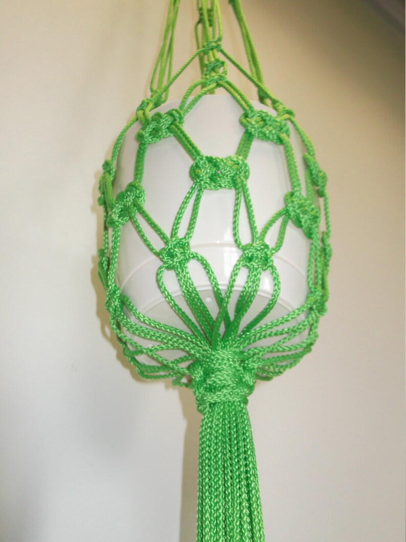 Green macrame plant hanger. Hanging planter. Hanging flowerpot holder. 画像 5