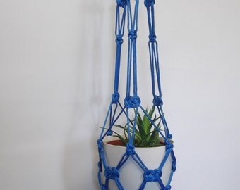 Colgador de la planta macrame. Plantador colgante. Soporte colgante de maceta.