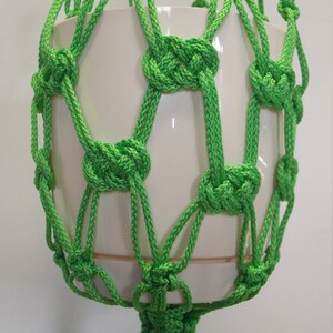 Green macrame plant hanger. Hanging planter. Hanging flowerpot holder. 画像 4