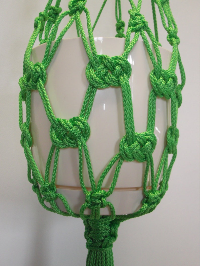 Green macrame plant hanger. Hanging planter. Hanging flowerpot holder. 画像 4