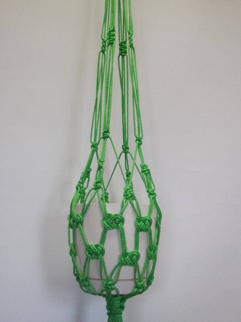 Green macrame plant hanger. Hanging planter. Hanging flowerpot holder. 画像 3