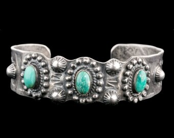 Vintage Fred Harvey style Navajo sterling silver and turquoise cuff bracelet c.1930. brvs932cs