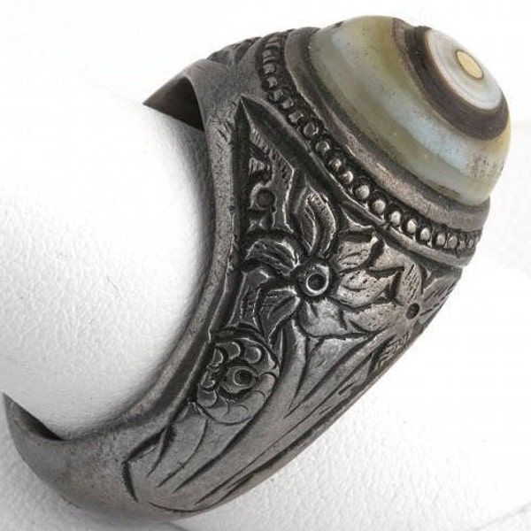 Vintage embossed coin silver Bulls Eye agate man's ring size 10, India. rgvs180cs