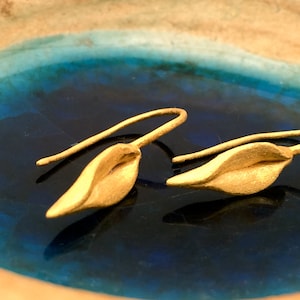 MINIMALISTISCHE OORBELLEN-rustieke bladeren oorbellen, botanische oorbellen 24-karaats goudlaag, biologische bladeren, Matana-sieraden, cadeau-idee, jubileumcadeau