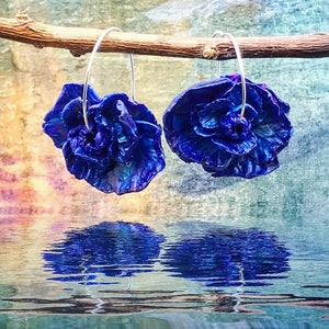 Matana Indigo Blue pioenrozen oorbellen zilver hoepels