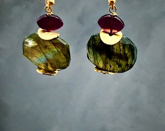 Labradorite earrings, Flashy labradorite jewelry, dangle earrings, garnet and labradorite drops , matana jewelry, handmade earrings gemstone