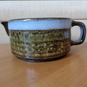 Poterie vintage allemande, crémier en céramique; Bois Marron & Bleu Pâle Crème en Grès Émaillé dia 4"/ 10cm, H2"/ 5cm