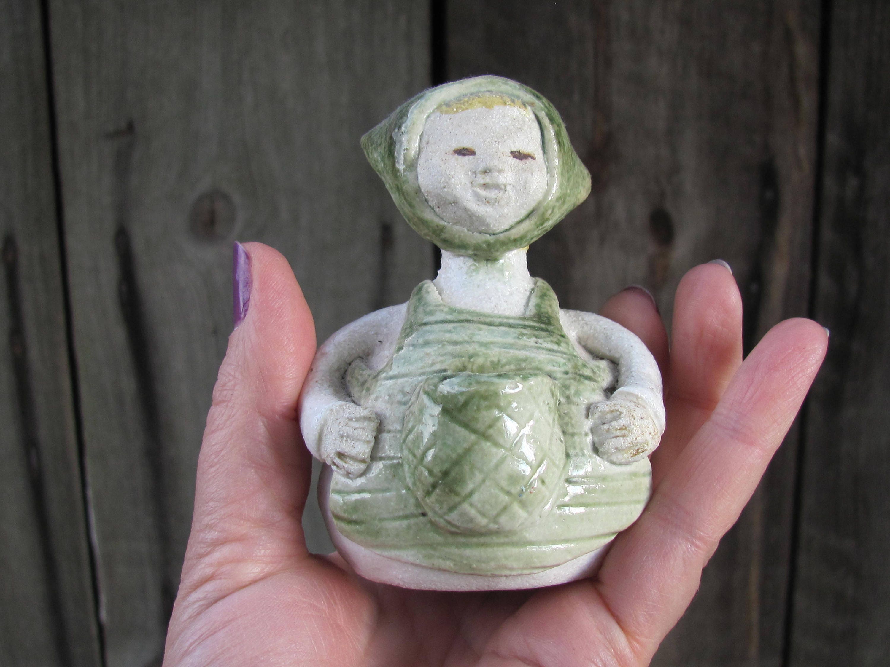 スウェーデンのヴィンテージフラワーガールの置物。9 cmの小さな石器の