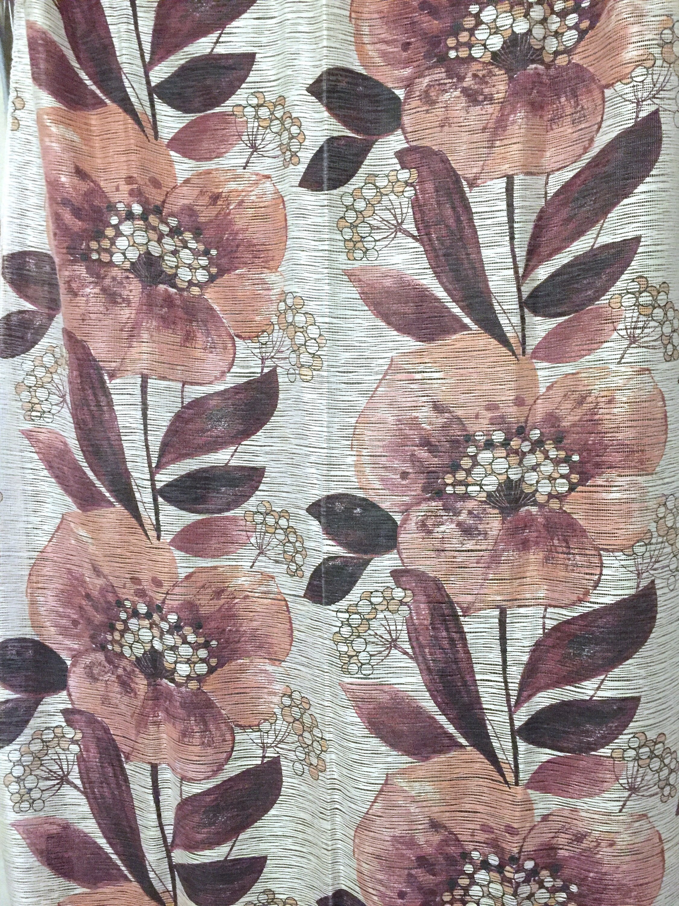 ミッドセンチュリーのヴィンテージで、大きな花が織り込まれたゆるやか