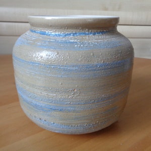 Ceramica da studio vintage svedese; H 5.5"/ Vaso in gres da 14 cm / Vaso largo; Vaso sand & pale blue rough texture, firmato studio ceramic pot