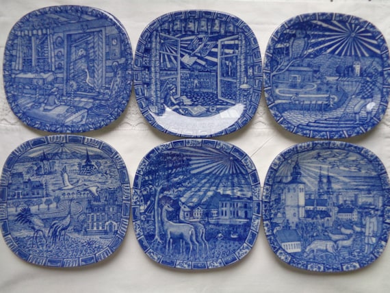 Ein Rörstrand Sweden Porzellanteller aus der Serie JULEN, schwedischer Vintage Blue & White Sammlerteller