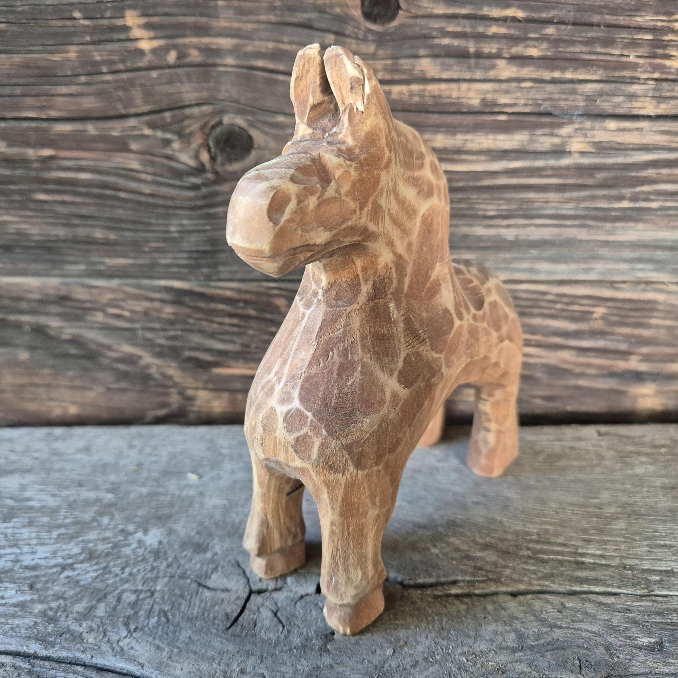 ヴィンテージの木製馬の置物、手彫りの木製馬のおもちゃ、高さ14cm