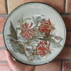 Vintage Studio Keramik, handbemalter Steinzeug Wandteller mit Blumenmotiv Durchmesser 10&quot;/ 26cm