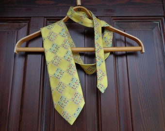 PETRIFAN vintage necktie made in Finland. Golden Yellow Polyester necktie with woven tiny flower rhombus