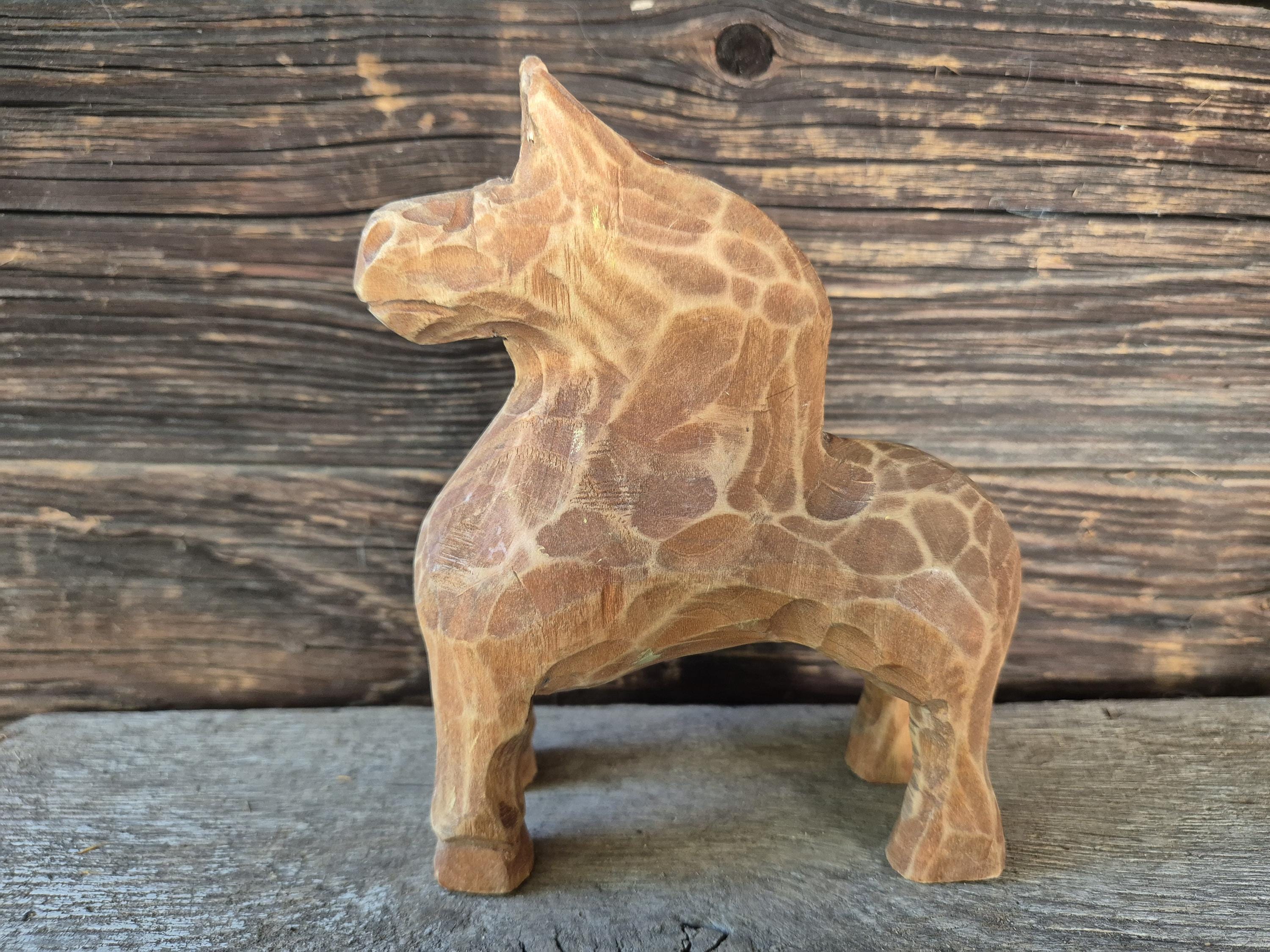 ヴィンテージの木製馬の置物、手彫りの木製馬のおもちゃ、高さ14cm