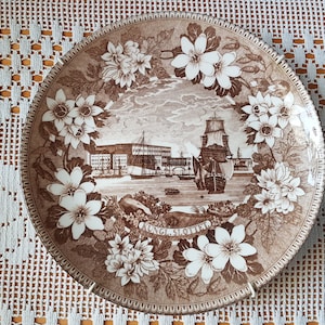 Old GUSTAVSBERG Benporslin KUNGL. Slottet. plate with hanger dia 24.5cm made in Sweden