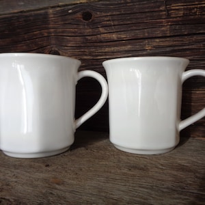 スウェーデンのヴィンテージ Hoganas 炻器マグカップ 2 個。ホワイト Höganäs Keramik Blyfritt Stengods Sverige マグカップ