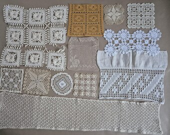 Op de afbeelding: Een verzameling van diverse handgemaakte haakstukken in tinten wit, crème en bruin. De collectie omvat vierkante doilies met bloemmotieven, rechthoekige kanten randen en andere decoratieve elementen.