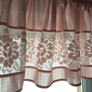 Vintage kitchen curtain, Dusty pink fabric & lace valance H15&quot;x W82&quot;