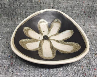 Plato de cerámica de estudio vintage británico de Marianne de Trey: cuenco para baratijas, porta anillos o llaves