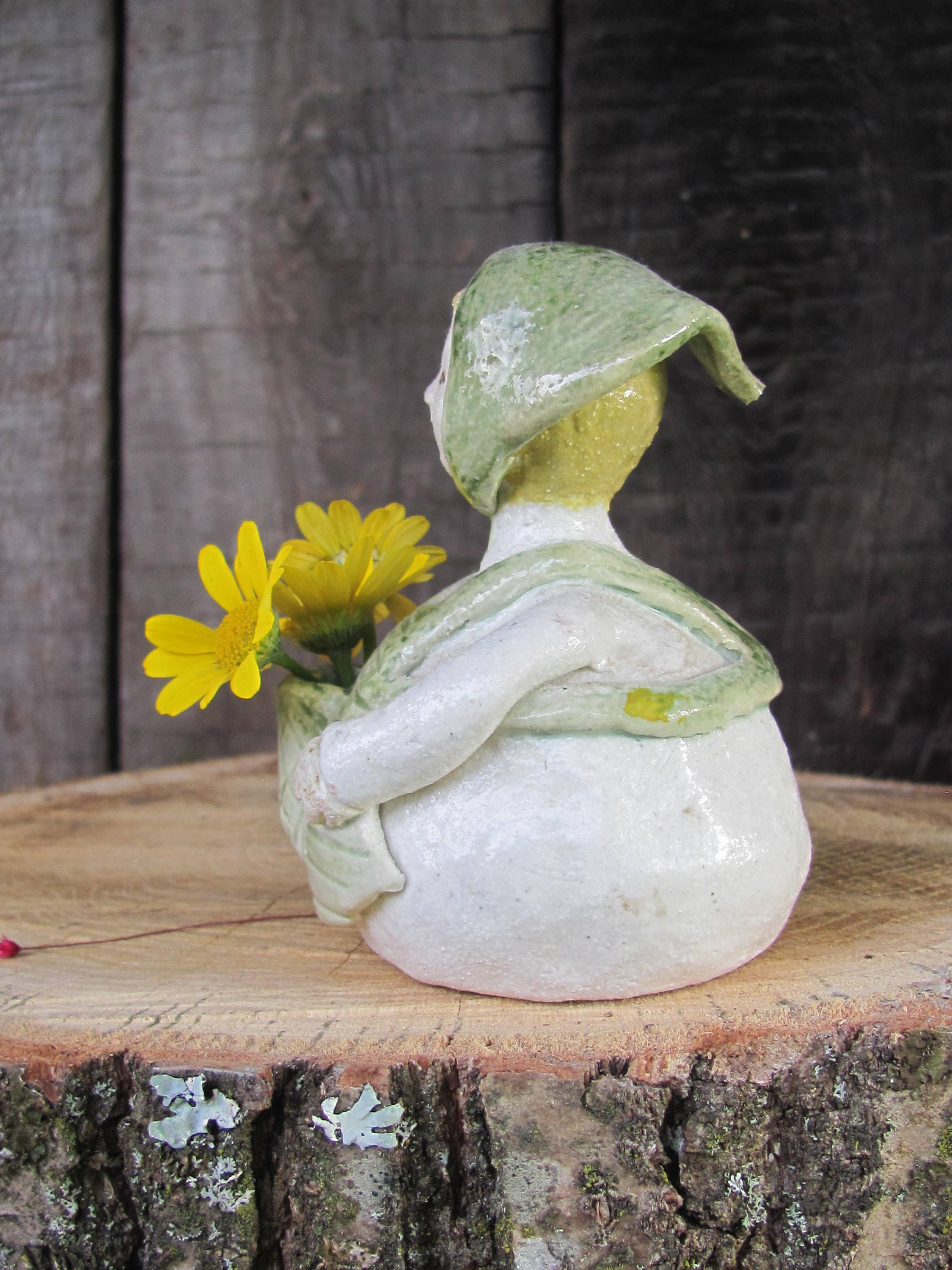 スウェーデンのヴィンテージフラワーガールの置物。9 cmの小さな石器の