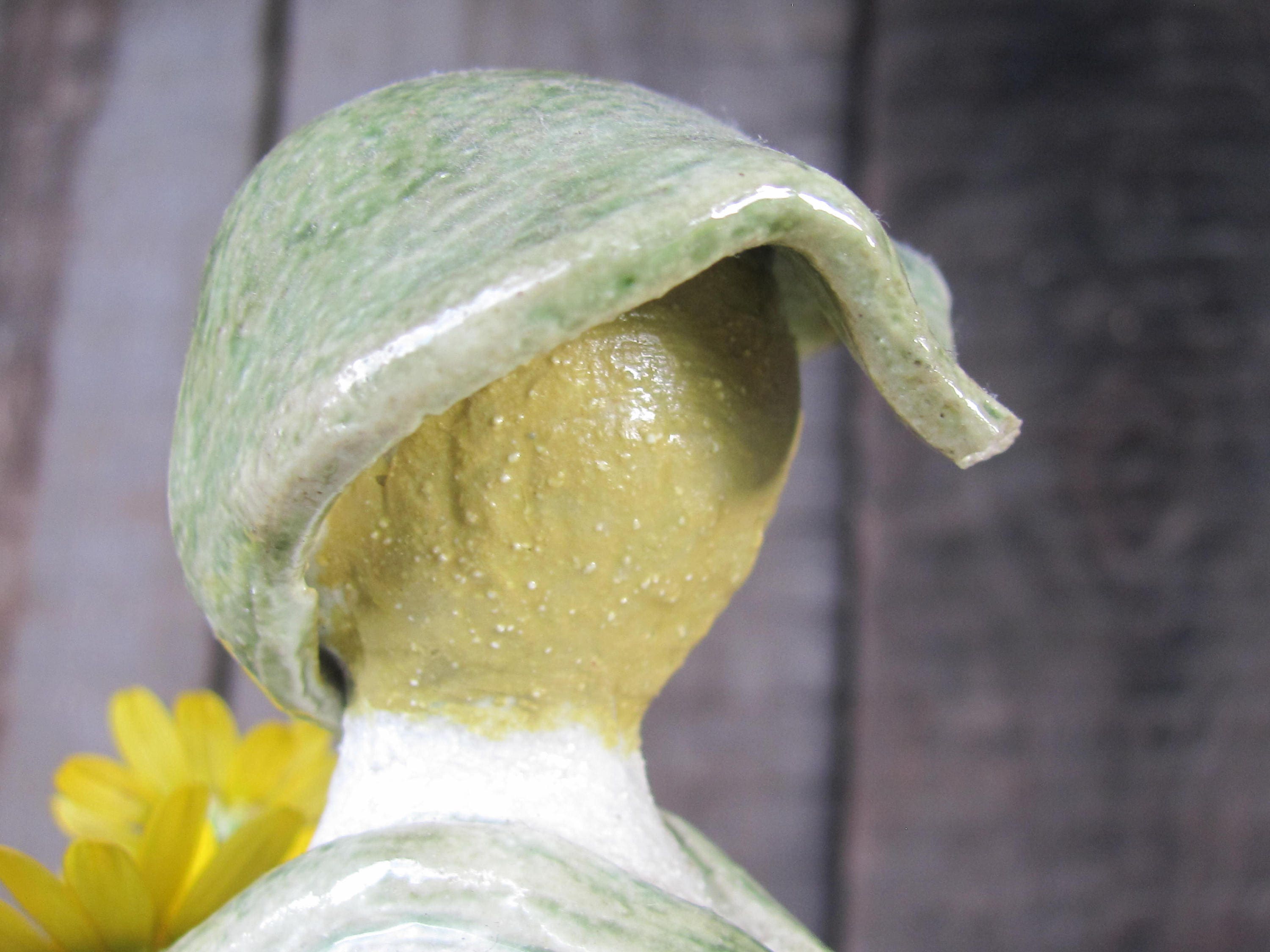 スウェーデンのヴィンテージフラワーガールの置物。9 cmの小さな石器の