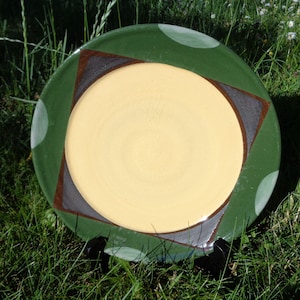 Skandinavischer Vintage Speiseteller; 23,5 cm großer Teller; gelber, grüner und brauner großer Teller; Studio-Teller; Teller mit geometrischem Muster