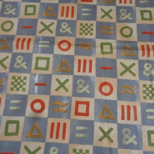 Könnte beinhalten: Ein sich wiederholendes Muster aus geometrischen Formen in verschiedenen Farben auf hellblauem Hintergrund. Die Formen umfassen Kreise, Quadrate, Dreiecke, Wellenlinien und Und-Zeichen. Das Muster erinnert an eine Spielmatte für Kinder.