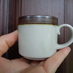 ARABIA Finland kleine Kaffeetasse vol 140ml; Spachtelmasse grau mit braunem Rand demitasse