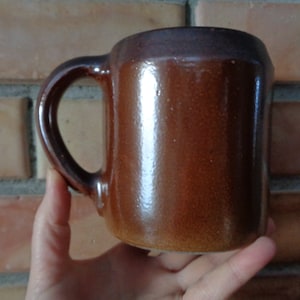 スウェーデンのヴィンテージ陶器マグ 700ml。 Höganäs 塩釉炻器マグカップ;ホガナス ケラミック マグカップ; GB ゴラン バーグのサイン入りの茶色のセラミック ビア カップ