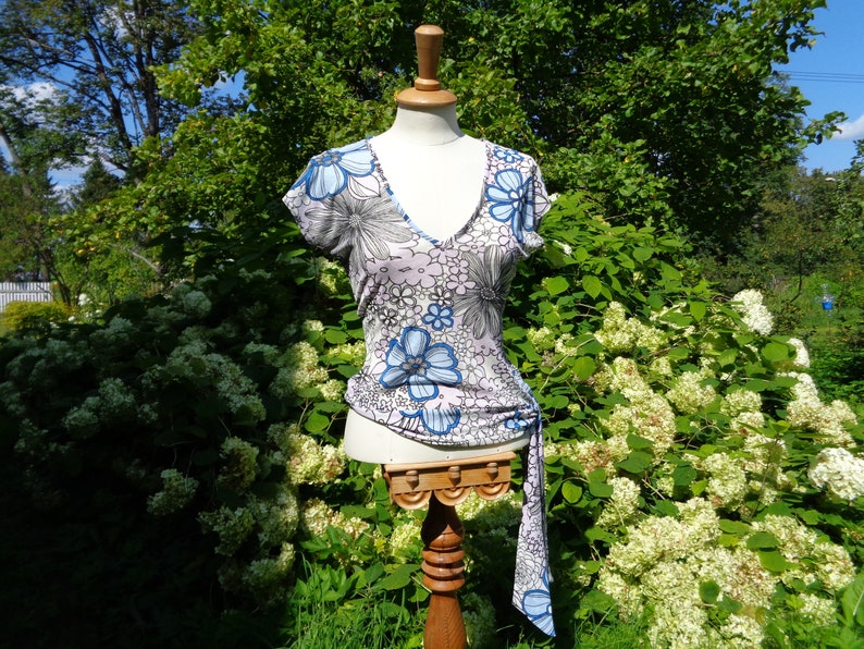 Blue /& Pale Lilac Tie Waist Top; Sleeveless Top made in U.K US6 Black UK10 Graphic Floral Blouse size Eur 38 Vintage Top size S; White