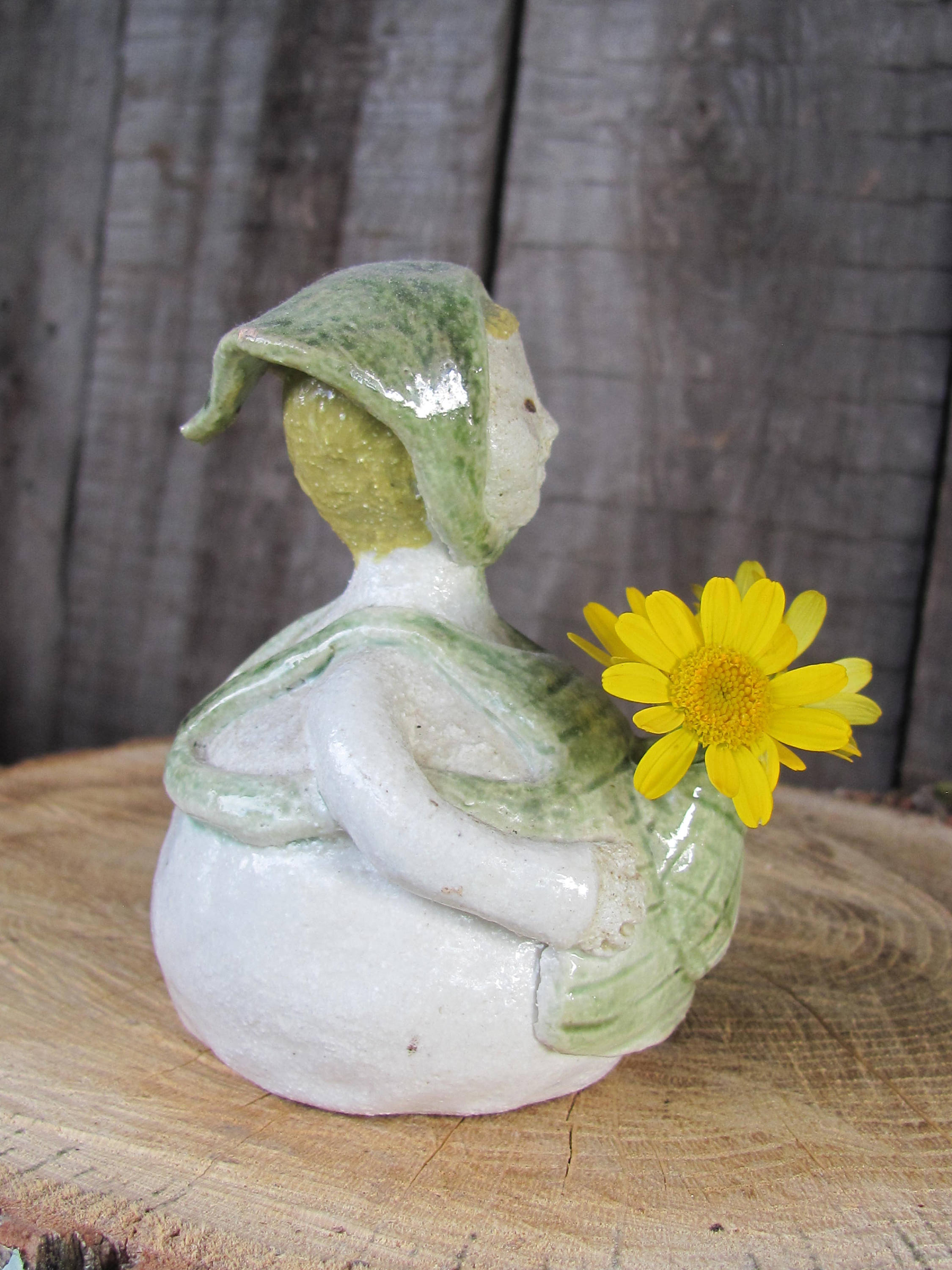 スウェーデンのヴィンテージフラワーガールの置物。9 cmの小さな石器の