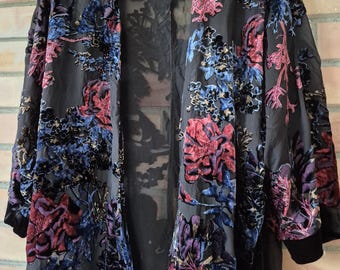 Cardigan ouvert sur le devant en velours dévoré floral ; Haut bohème