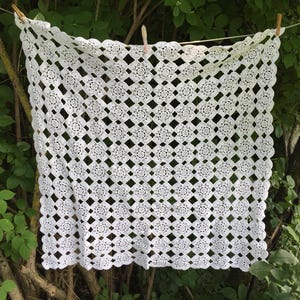 Vintage hand crochet white cotton tablecloth ~40&quot;/ 1m square table cover